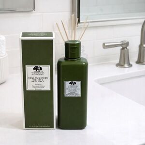 Origins Mega-Mushroom Resilience Lotion in Olive Green